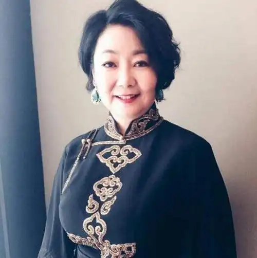 她出道24年零绯闻与初恋相守一生今结婚29年被丈夫宠成女王