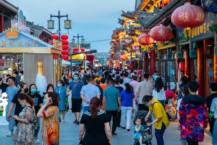 2022年6月18日晚,呼和浩特市玉泉区,游客在塞上老街区块的快闪店一条