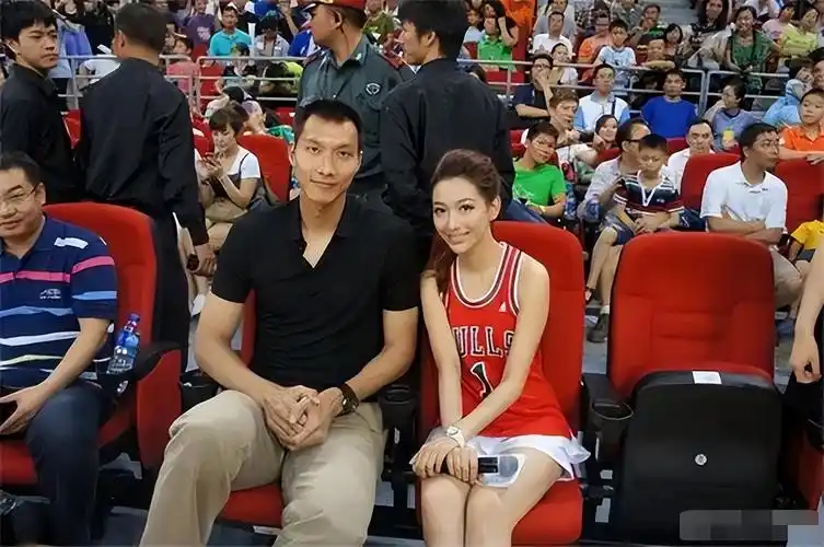 高颜值老婆长腿吸睛,美国籍儿子身高抢镜 易建联