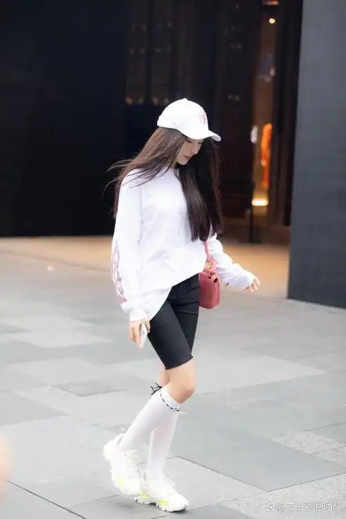 而且,白色中筒袜还可以增加腿部的长度感,让腿看起来更加修长