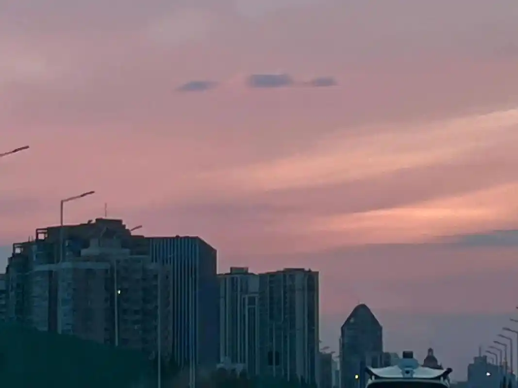 《他的金丝雀》/景容手腕上总是戴着一串佛珠,思考时爱转动指尖 - 抖