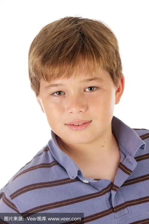 一个英俊的11岁男孩的大头照