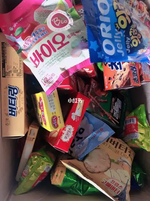 一大堆零食 对于减肥期的我太煎熬了吧