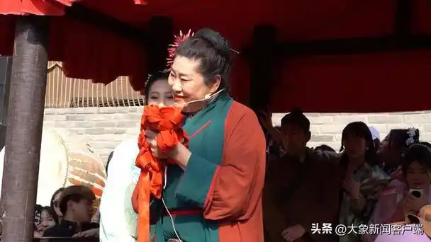 爆火的"开封王婆":没觉得自己红|面孔|赵敏|张煜|相亲|相声|赵梅_网易