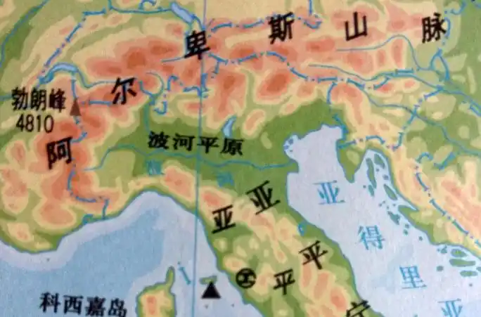 原为古海湾,被波河冲积而成冲积平原.波河平原也叫做米兰平原. /p>