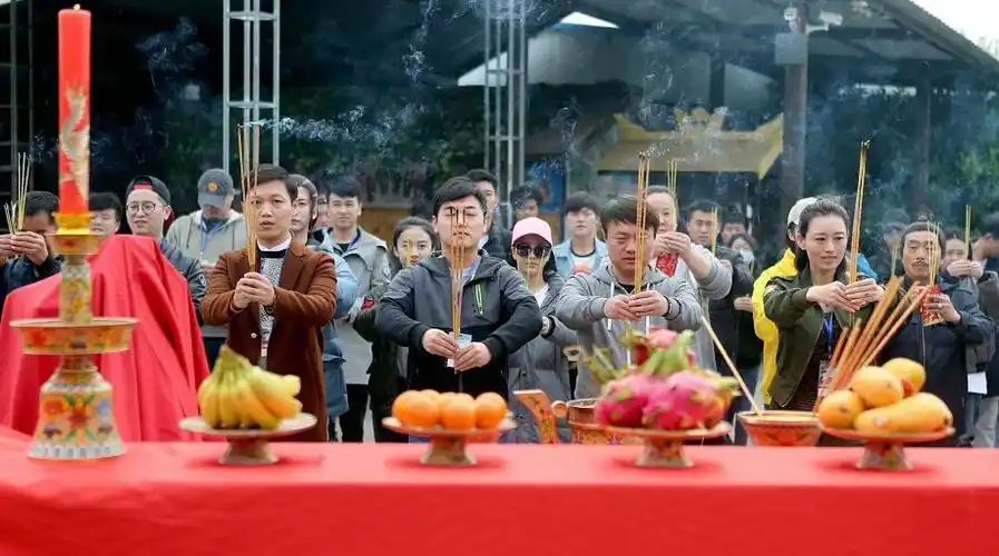 于梦涵,杨甜甜,朱振豪,贺建朝,莎莎等剧组工作人员出席开机仪式!