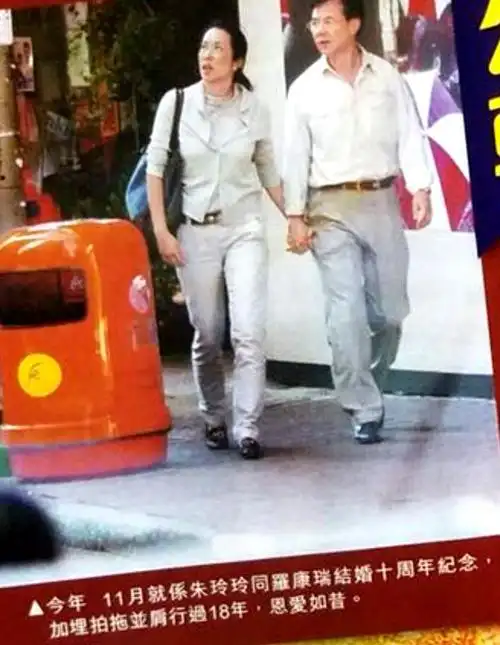 霍启刚陪妻儿看剧朱玲玲罗康瑞也在两对夫妻都恩爱得令人羡慕