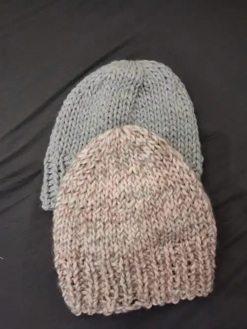 两天的成果,粗棒针毛线帽子,很满意.小宝戴着,可帅了,期待降温了!