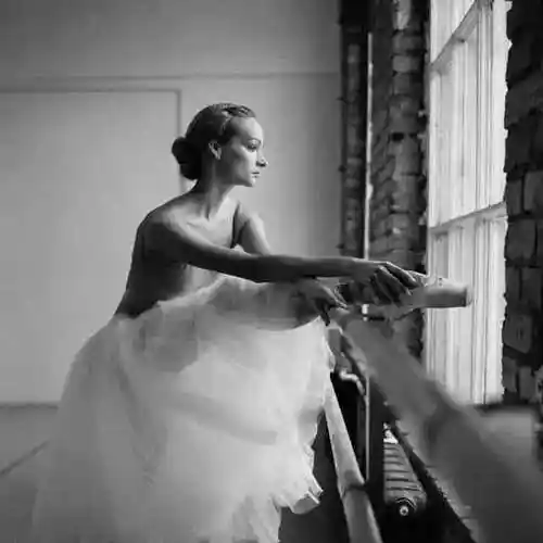 世界顶级摄影师的100张经典女性黑白照片