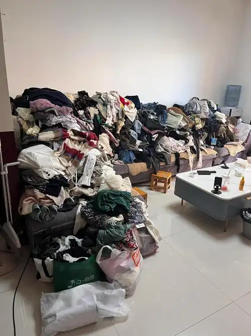换季清理衣服,看着这一堆的衣服真的是令人头大 衣柜里还有满满一