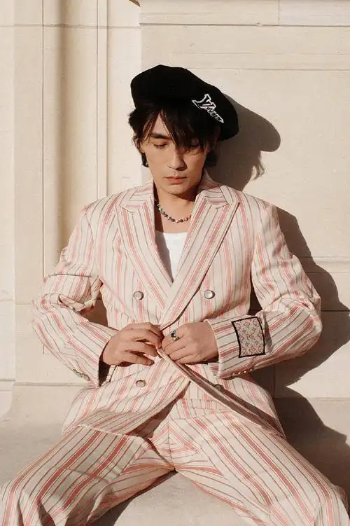 朱一龙巴黎时装周##朱一龙##巴黎lv大秀##朱一龙粉白条纹套装