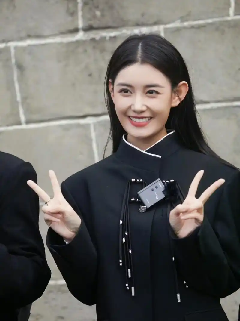 蒋依依穿搭# #蒋依依# 蒋依依一身黑色新中式穿搭,美丽大方