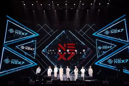 但依然不减粉丝兴致与热情 打造缤纷灯海为乐华七子应援画面动人