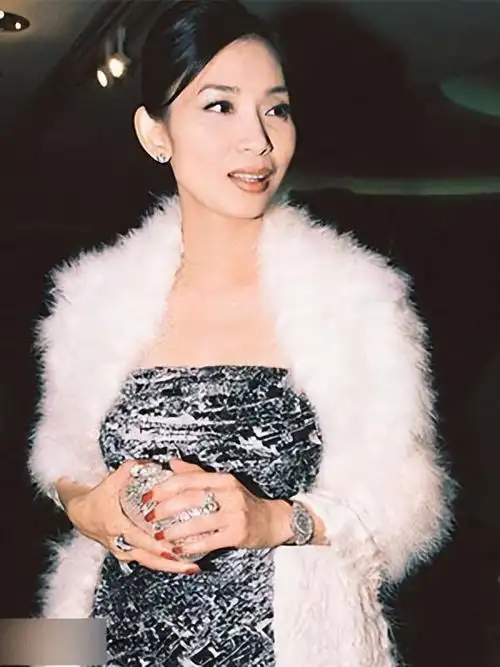 邝美云:从贫民窟女孩到香港女富豪,她说,女人的贵人是自己