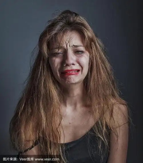 沮丧的漂亮女孩哭了