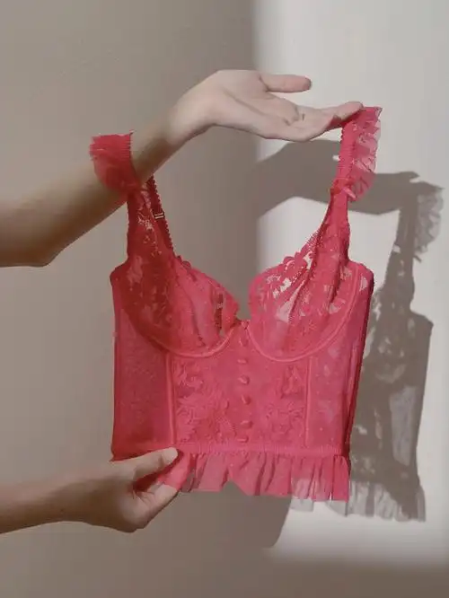 巨性感的红色蕾丝吊带