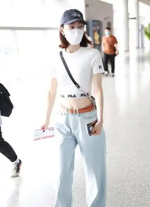 原创王丽坤不愧是素颜女神穿露脐装秀身材皮肤白的像发光