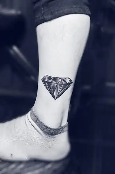 个性黑白钻石脚踝纹身
