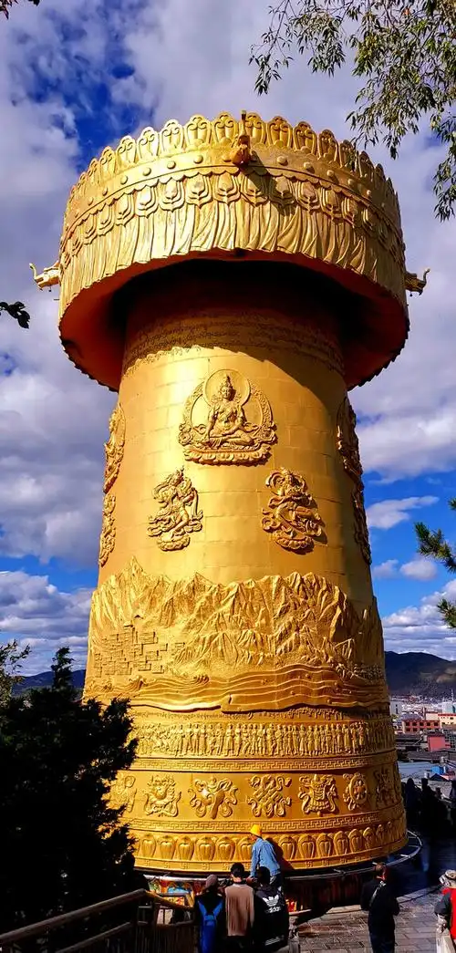 香格里拉转经筒在独克宗古城的龟山公园转经筒高21米总重60吨是世界上