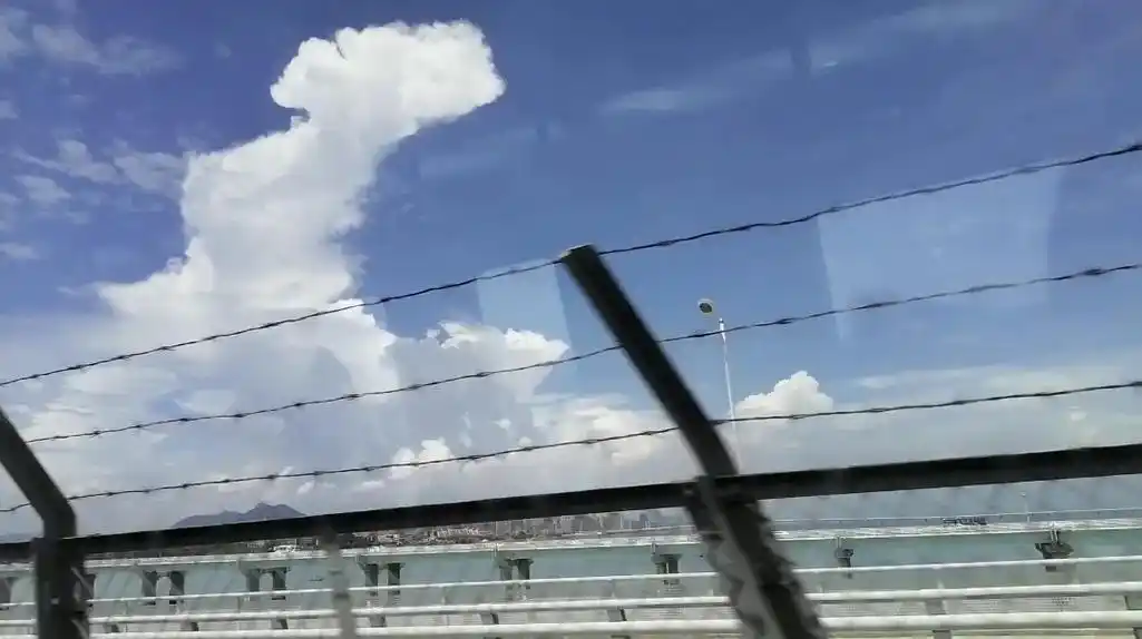 8月24日下午,我在厦门地铁1号线杏林段看见一个发展的对流云 - 抖音