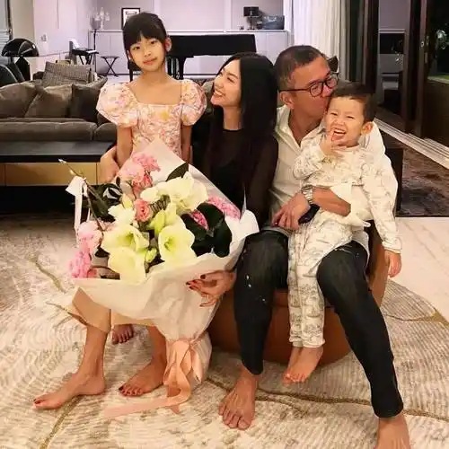 向佐前女友庆祝结婚七周年!