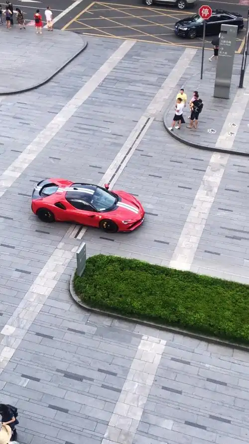 网红在石250开最快法拉利sf90打卡太古里网红坡据说赛道速度秒杀