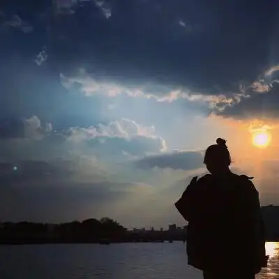 天空 情头女 背影