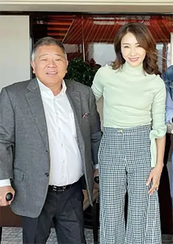 黎姿和老公久违同框显恩爱夫妇家中办派对17岁干儿子出镜