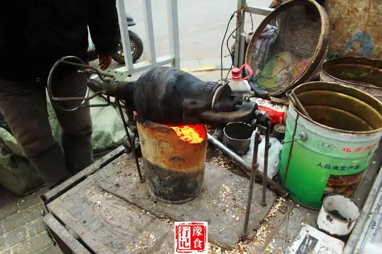 老式火炉,葫芦形压力锅,麻袋……近日,这种老式爆米花机还登上了美国