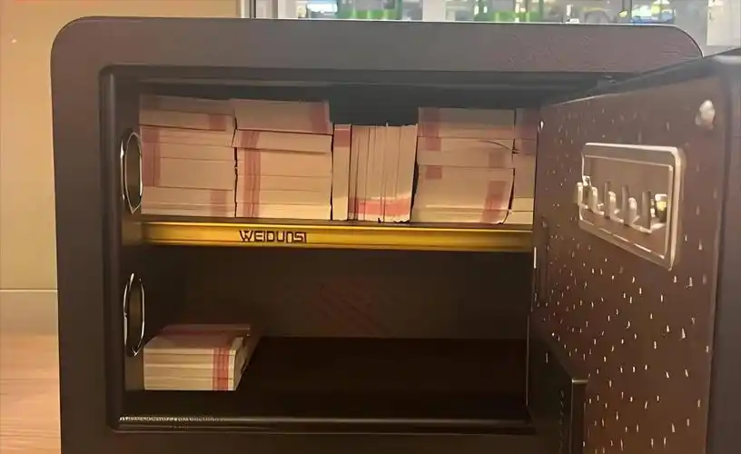 可以把现金置于钱包内,或者装入塑料袋中,再搁到抽屉里