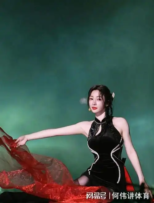 柳岩紧身旗袍摇扇起舞 生姿摇曳前凸后翘性感迷人