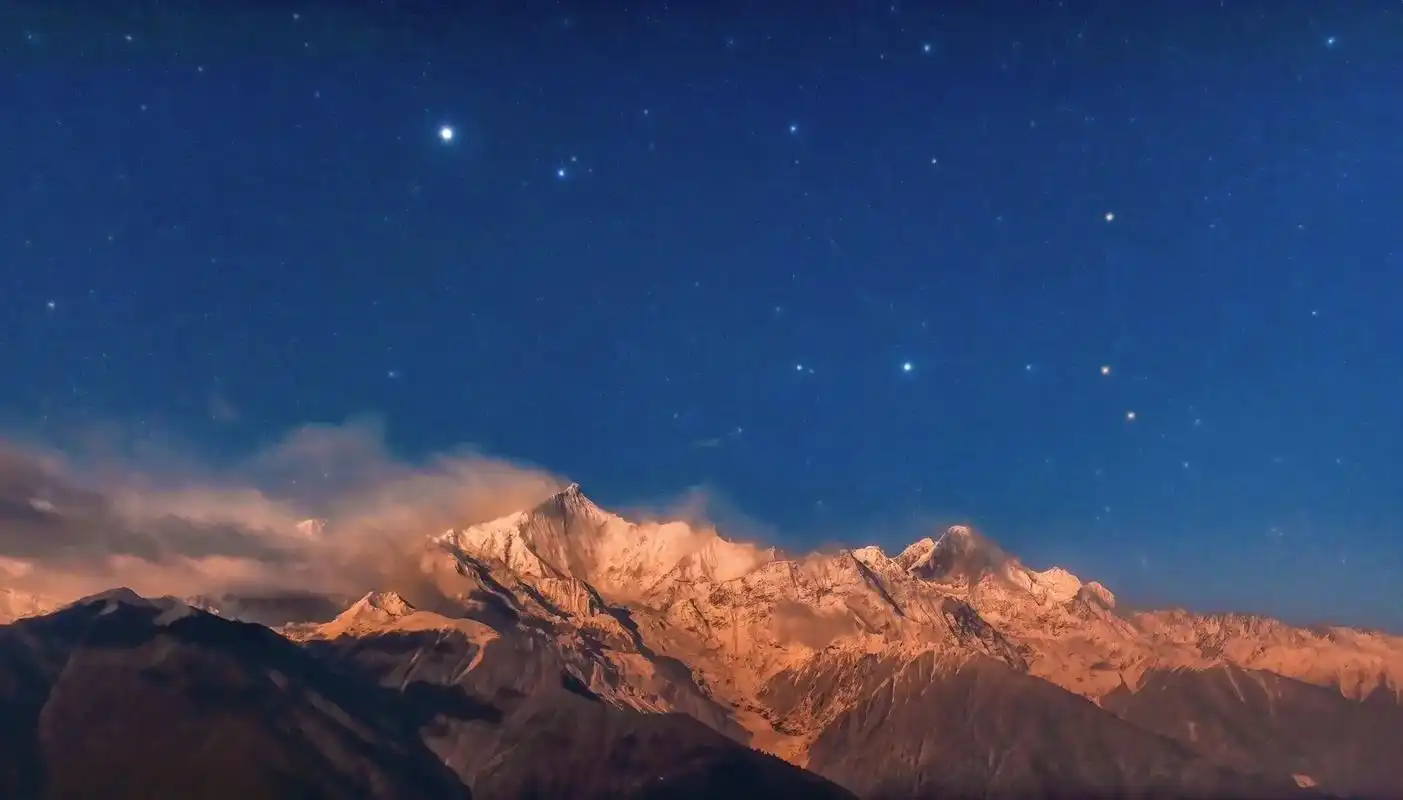 白云傲洁,不坠凡尘.#日照金山 #梅里雪山 #星空 - 抖音