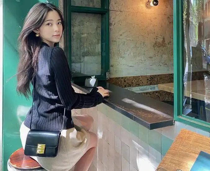 欧阳娜娜玩街拍美出新高度妆容火辣似御姐坐姿妩媚尽显好身