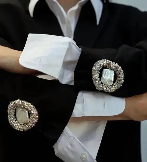 真的是胸针打开的另一种方式原来可以这么酷