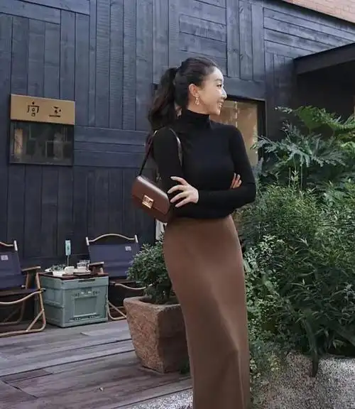 咖啡色裙子配什么颜色上衣好看,咖啡色裙子搭配效果图|粉色|浅蓝色|深