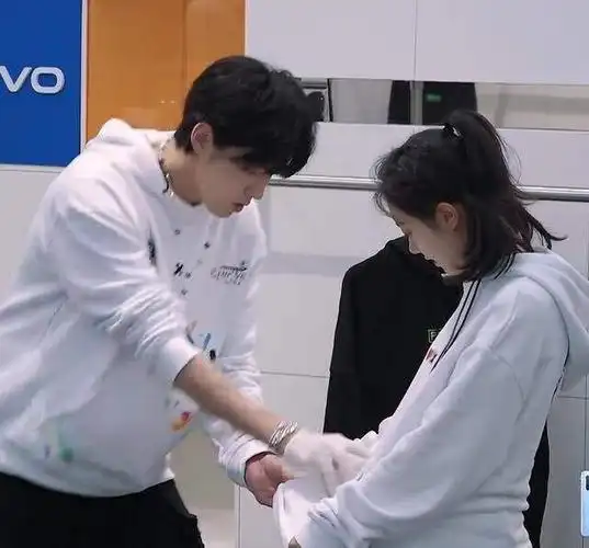 再看吴亦凡赵今麦互动他当时的话已说明问题了baby表情是亮点