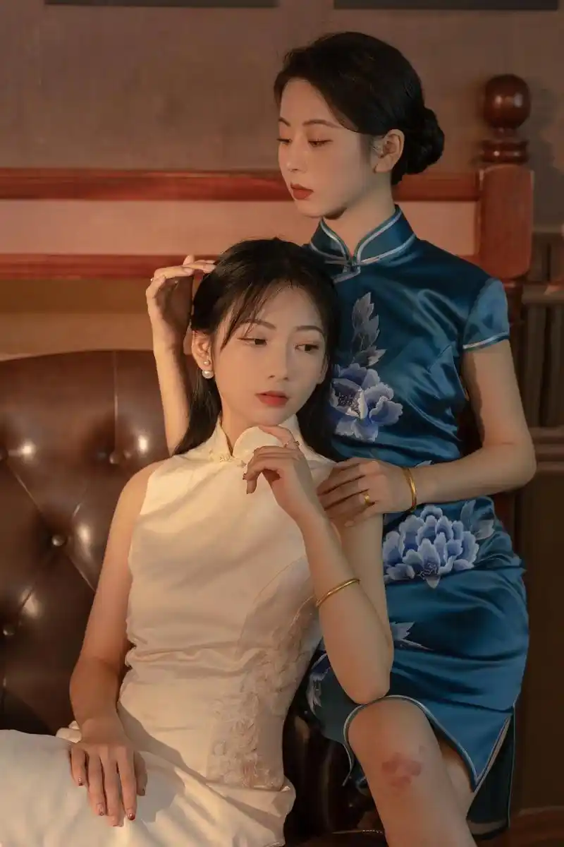 是闺蜜  是姐妹  是家人#闺蜜写真 #旗袍 #分享照片#老 - 抖音