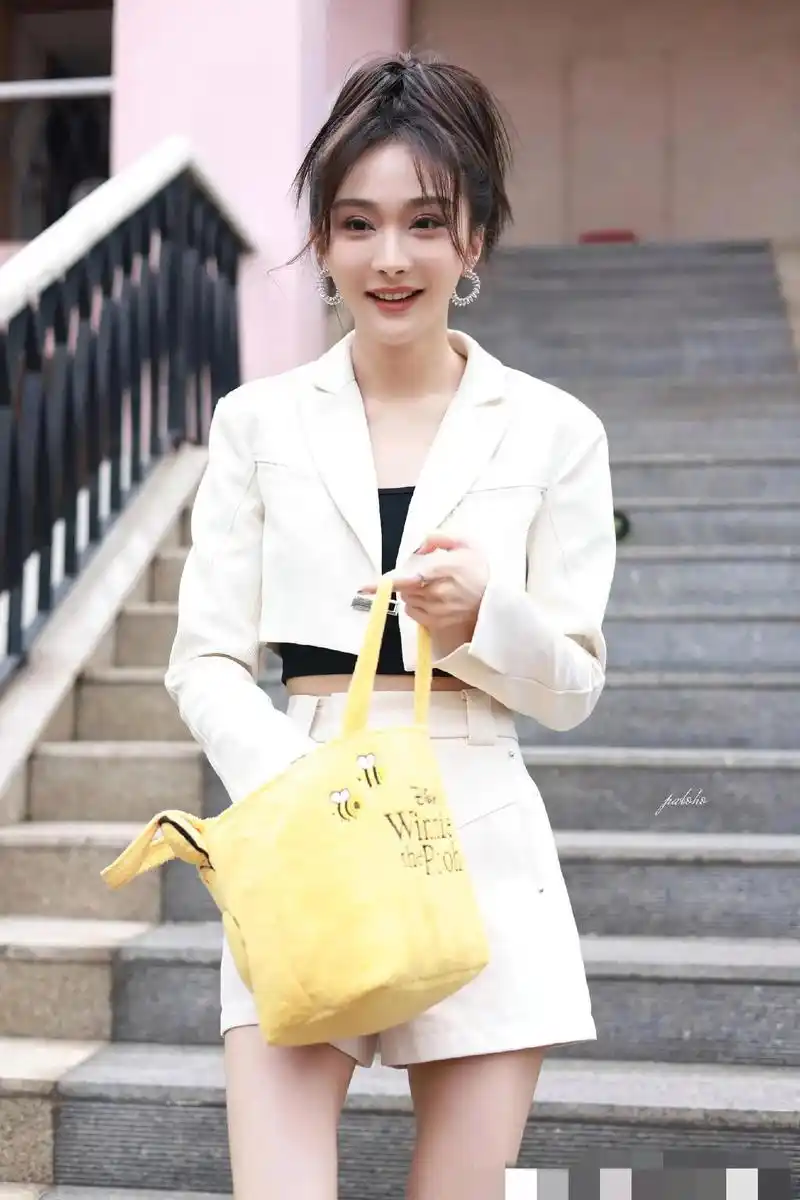 浪姐作精陈冰,被称麦门公主,背景权势滔天,连芒果台都要给面子