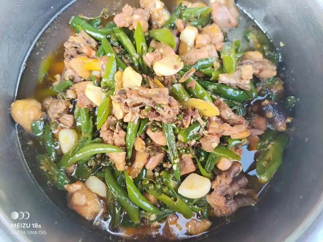 泡椒鸡,辣子鸡,鲜椒鸡,通通都有!#吃货的世界唯有美食不 - 抖音