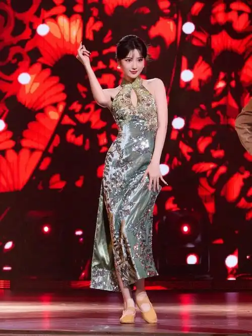 毛晓彤超话「初恋」学姐@毛晓彤祝大家 毕业快乐,前途有光!