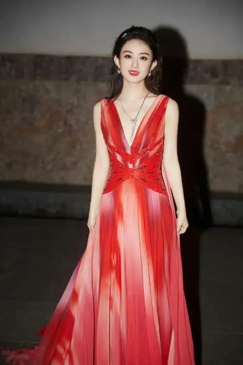 深v红裙#赵丽颖最新一组时尚珠宝大片,身穿一袭深v拖地渐变红色长裙
