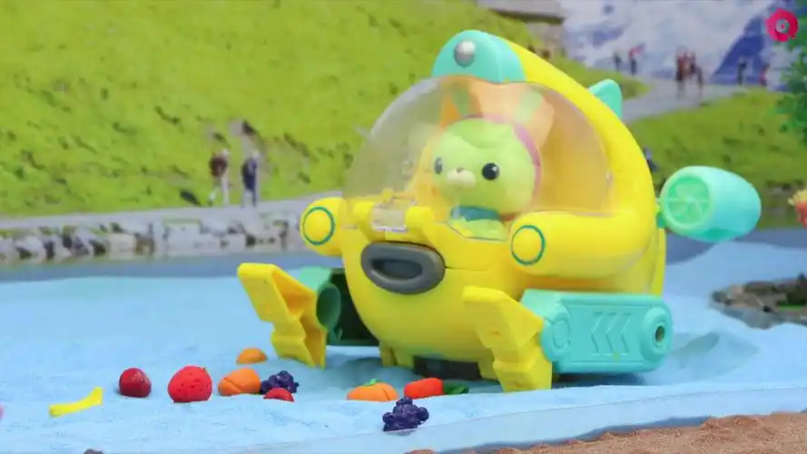 巴克队长和海底小纵队都起床了,他们要给小镇居民送小萝卜做的鱼饼干