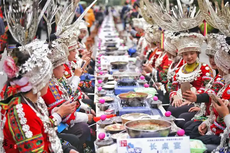 苗家长桌宴,饭菜靠景区观光车运输,装菜用脸盆