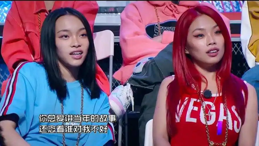 在去年《中国有嘻哈》的舞台上,女rapper大笑曾一度因为外界的质疑