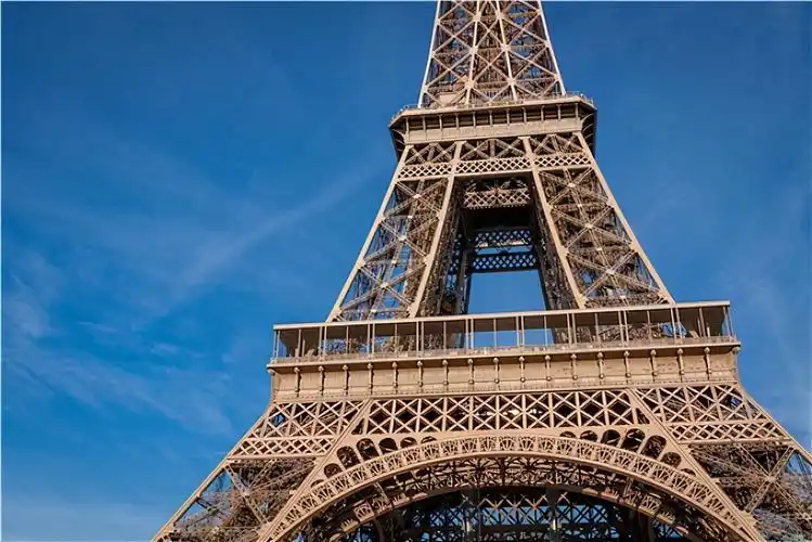 埃菲尔铁塔:"铁娘子"——法兰西国家的象征