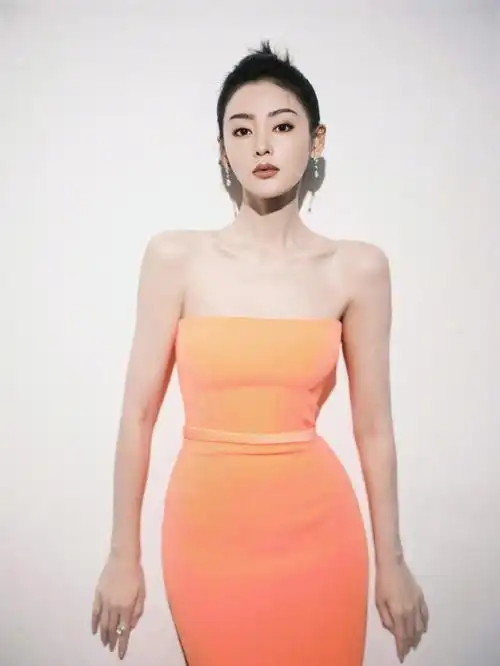 上海电影节红毯:张子枫穿抹胸裙腰带勒4圈,71岁张艺谋变潮男 - 首映网