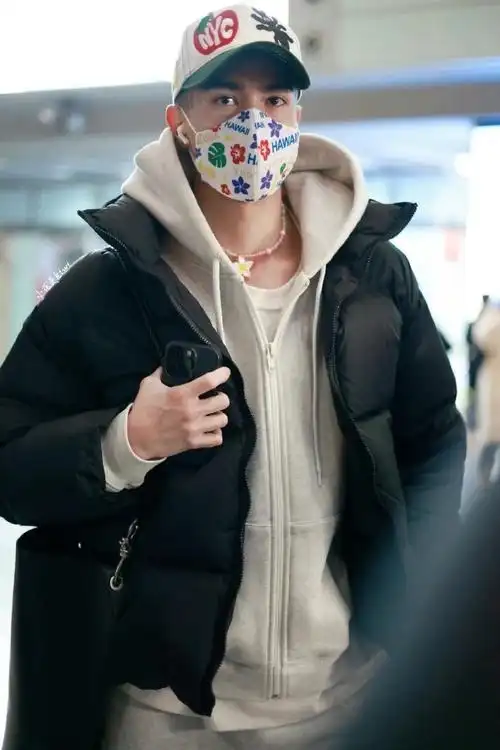 #易姐in衣橱##米卡黑色羽绒服机场饭拍#