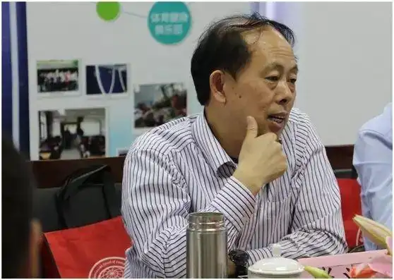 上饶市张义科局长对我校两年来的发展给予了充分的肯定和赞扬.