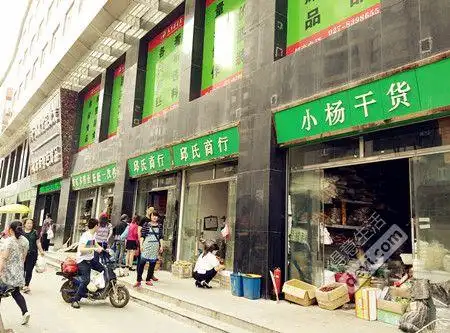 外面这一条街是卖干货的,价格比菜场便宜2-3块/斤