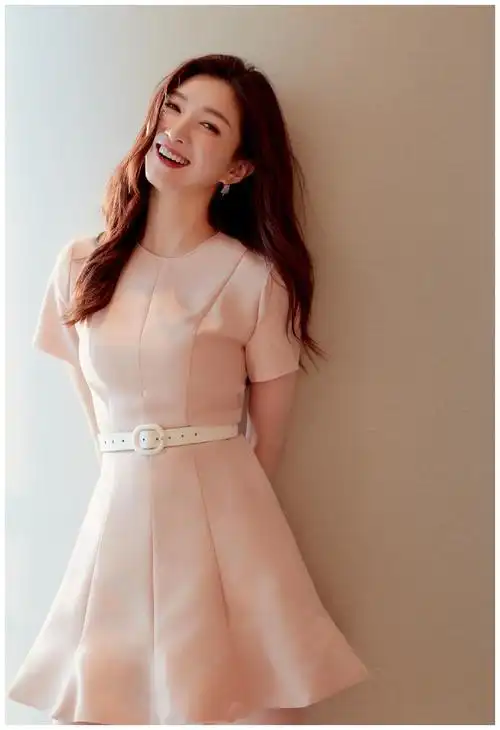 江疏影凭"曹皇后"圈粉无数,穿现代装却满屏少女感,耳环真加分